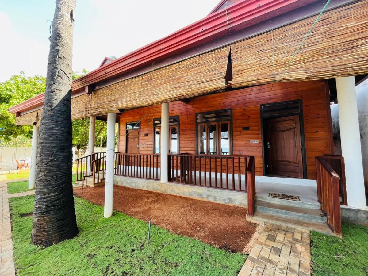 Hotel Janas Blue Water Corner Trincomalee Exterior foto