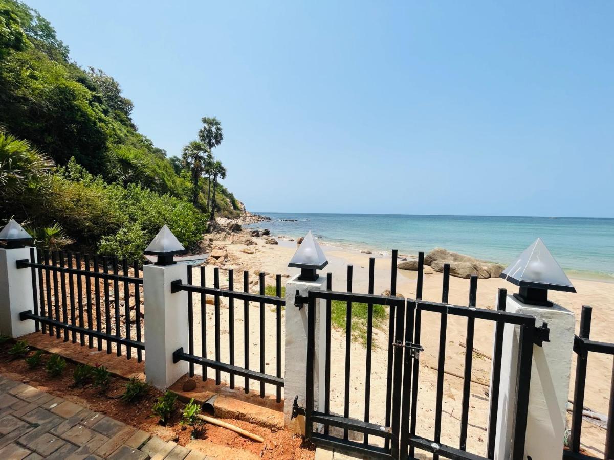 Hotel Janas Blue Water Corner Trincomalee Exterior foto