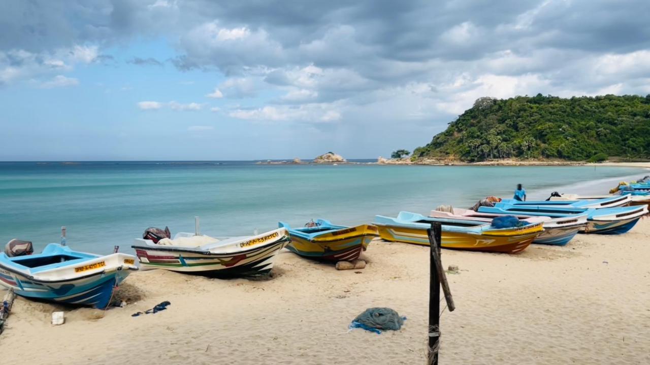 Hotel Janas Blue Water Corner Trincomalee Exterior foto