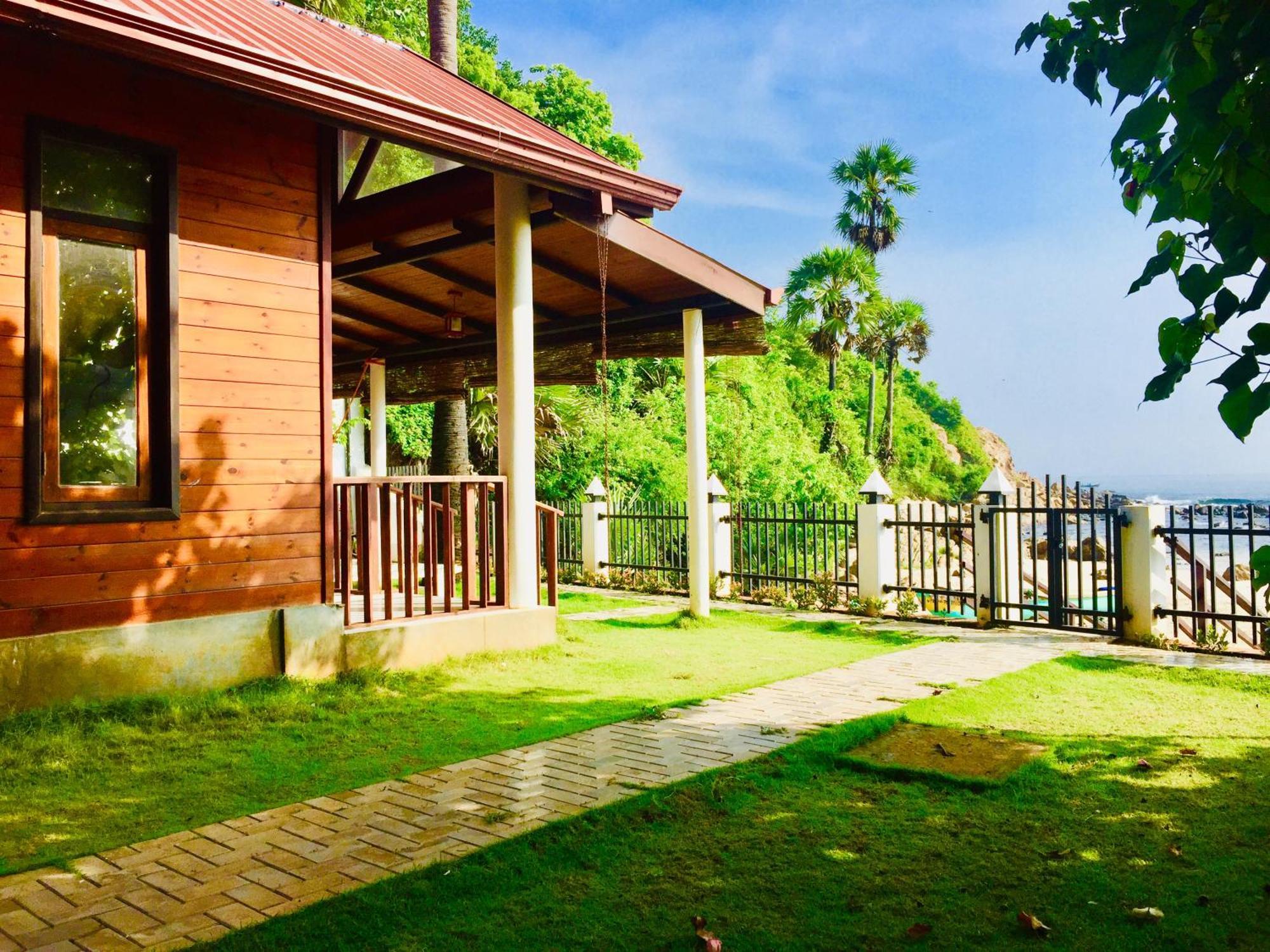 Hotel Janas Blue Water Corner Trincomalee Exterior foto