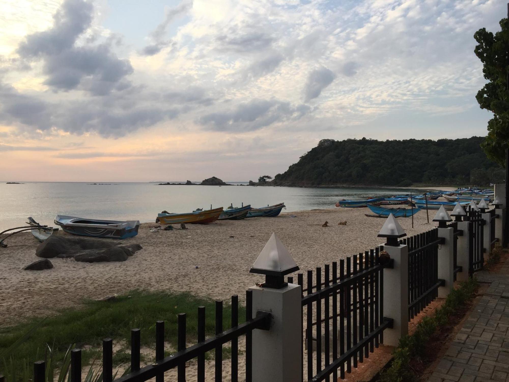 Hotel Janas Blue Water Corner Trincomalee Exterior foto